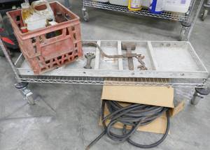 lot 21 image: Misc group of garage items