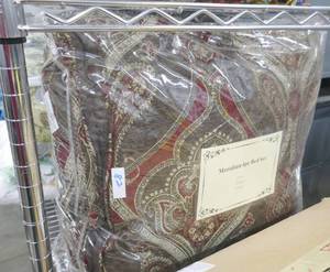 lot 94 image: New Queen size comforter set