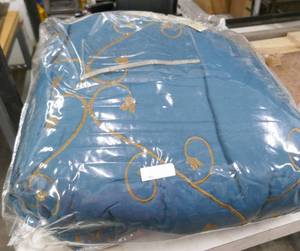 lot 95 image: New King size bedspread