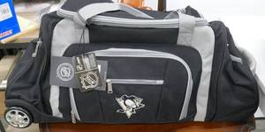 lot 98 image: New Penguins  30 inch luggageduffle bag with wheels and telescoping handle