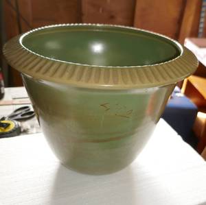 lot 157 image: Large Red Wing pottery planter