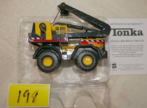 lot 198 image: New with box mini Tonka excavatorshovel
