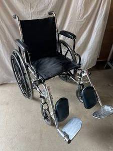 lot 30 image: MSRP $1200 Invacare Tracer SX5 Wheelchair 18 Seat Width - Good Working Condition