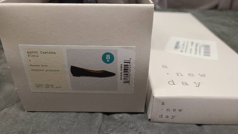 lot 159 image: 8 Wide Corinna Flats new in box
