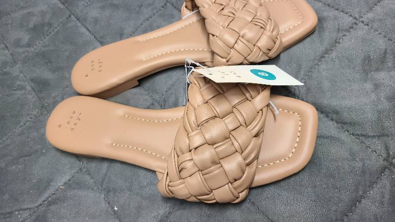 lot 164 image: Size 8 New Day Sandals