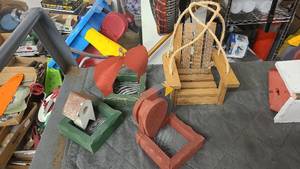lot 134 image: Collection of handmade Bird feeders and houses
