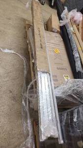lot 604 image: Long box of multiple Barrha T8 LED Lights