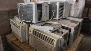 lot 629 image: Top pallet of multiple Window Airconditioner units