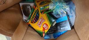 lot 722 image: Bag of school supplies and childrens craft items