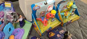 lot 727 image: Bag of Dinosaur and Enchanto Toys