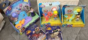 lot 729 image: Bag of Dinosaur and Enchanto Toys