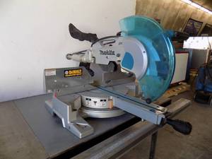 lot 77 image: Makita DXT Compound Miter Saw