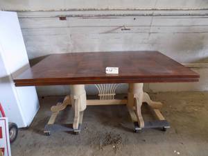 lot 18 image: Large wooden Table with 2 Extra Leaves