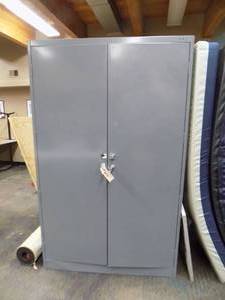 lot 40 image: Gray Metal Cabinet