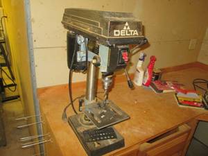 lot 79 image: Delta electric drill press with chuck keys