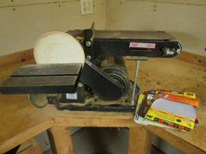 lot 80 image: Heavy duty Tool bench mounted belt and disc sander