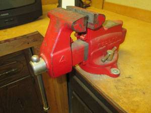 lot 94 image: Heavy duty 4 Fuller bench vice