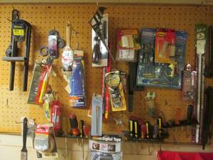 lot 95 image: Nice assortment of screwdrivers plus