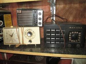 lot 124 image: Trio of Vintage clocks and radios