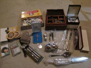lot 133 image: Collection of Vintage costume jewelry