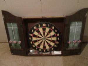 lot 146 image: The King of Arms Wood encased dart board