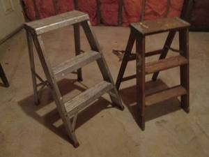 lot 152 image: Wood and Metal 3-rung step ladder