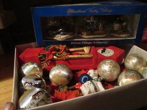 lot 160 image: Vintage Christmas ornaments