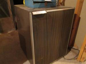 lot 166 image: Kenmore dorm sized mini-fridge