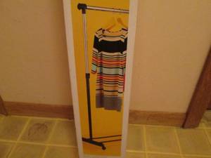 lot 175 image: Room Essentials adjustable garment rack