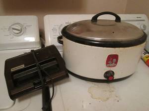 lot 176 image: Crock pot and Snackmaster