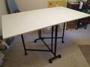 lot 196 image: Drop leaf craft table on wheels