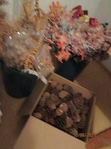 lot 283 image: Box of decorative pinecones and more