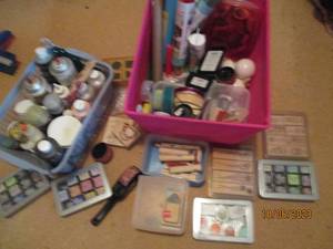 lot 286 image: Fabric storage bin filled with craft supplies