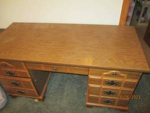 lot 298 image: Very heavy 7-drawer Wood desk