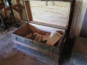 lot 207 image: Vintage trunk full of assorted items