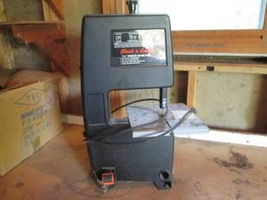lot 49 image: Black and Decker 7 12 power band saw