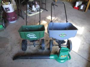 lot 218 image: 2-outdoor lawn seedfertilizer speader