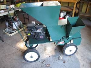 lot 36 image: Kemp gas powered wood chippershredder