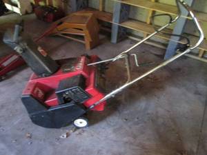 lot 33 image: Toro CCR 2000E gas powered snowblower