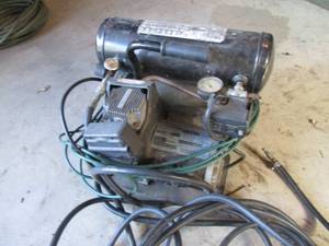 lot 32 image: Campbell Hausfeld air compressor