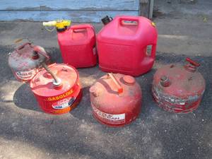 lot 21 image: Assortment of metal and plastic gas cans