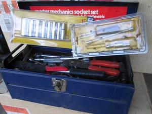 lot 18 image: Blue metal toolbox Loaded