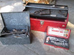 lot 17 image: Large red vintage toolbox assorted Vintage hand tools