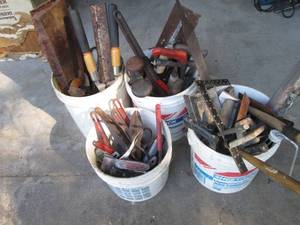 lot 13 image: 4-buckets of assorted masonry tools
