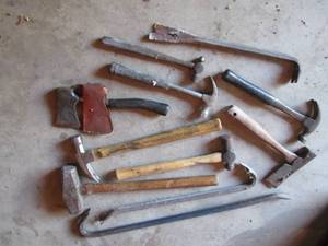 lot 5 image: Hammers, pry and breaker bars, plus