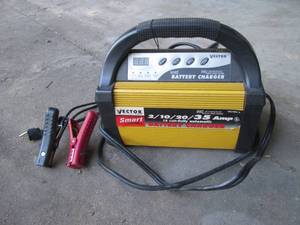 lot 3 image: 12 volt-fully automatic battery charger