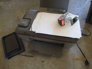 lot 430 image: HP Deskjet 3512 printer with cords,...