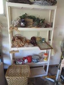 lot 432 image: Plastic 5-tier storage shelf and co...