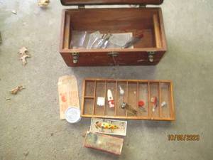 lot 506 image: Vintage wood tackle box with a few ...