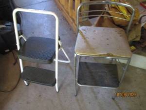 lot 513 image: 2 Step stools...